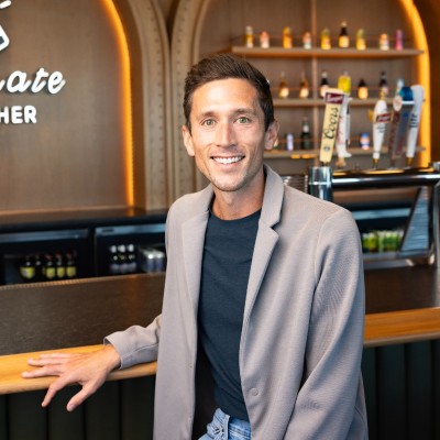 Porträtfoto von Austin Mudd, Marketingmanager bei Coors Light, der an der „Branded Merch Face Roller“-Aktion für den Super Bowl beteiligt war.