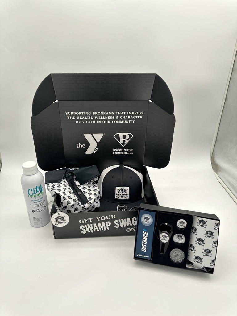 Les articles promotionnels créés pour soutenir le tournoi de golf « Black Swamp Classic ». La collection comprend un polo personnalisé, une casquette, un manchon isotherme et un décapsuleur.