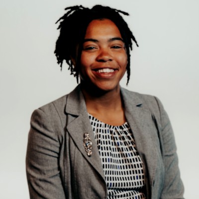 Porträtfoto von Brianna Gladney, Leiterin des Bereichs Basketballoperationen bei der AAC