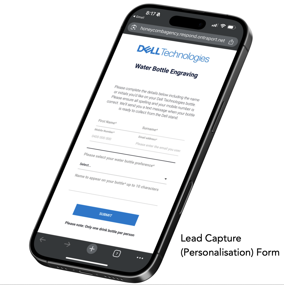 Ein Smartphone mit dem Formular zur Erfassung von Kontaktdaten, das sowohl zur Erfassung der Kontaktdaten als auch zur individuellen Gestaltung der mit dem Markenlogo versehenen Wasserflasche verwendet wurde.